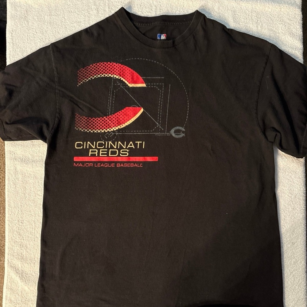Cincinnati Reds Men’s Black Graphic Short Sleeve Tee
